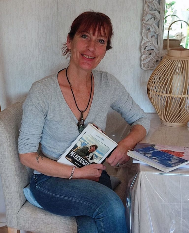 Carole Peru, posant avec son autobiographie "Ma Renaissance"